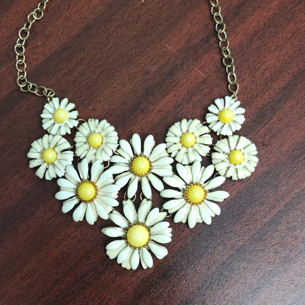 60s Inspired Boho Daisy Necklace. EUC